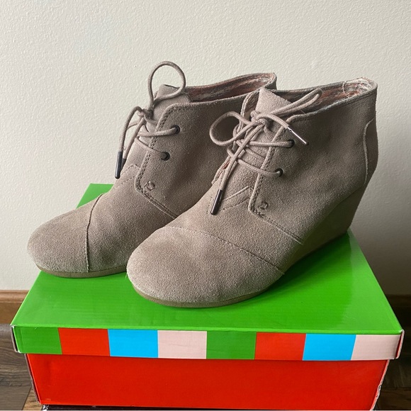 TOMS suede booties in light tan/grey, women’s US 10 - Picture 5 of 6